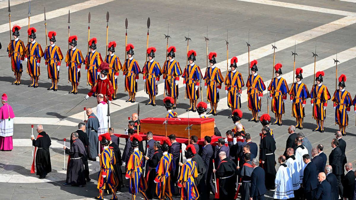 Este miércoles, muy temprano, se llevó el cuerpo de Francisco hasta el interior de la Basílica de San Pedro. Habrá tres días de velatorio abierto a los fieles de todo el mundo. (foto: Reuters)