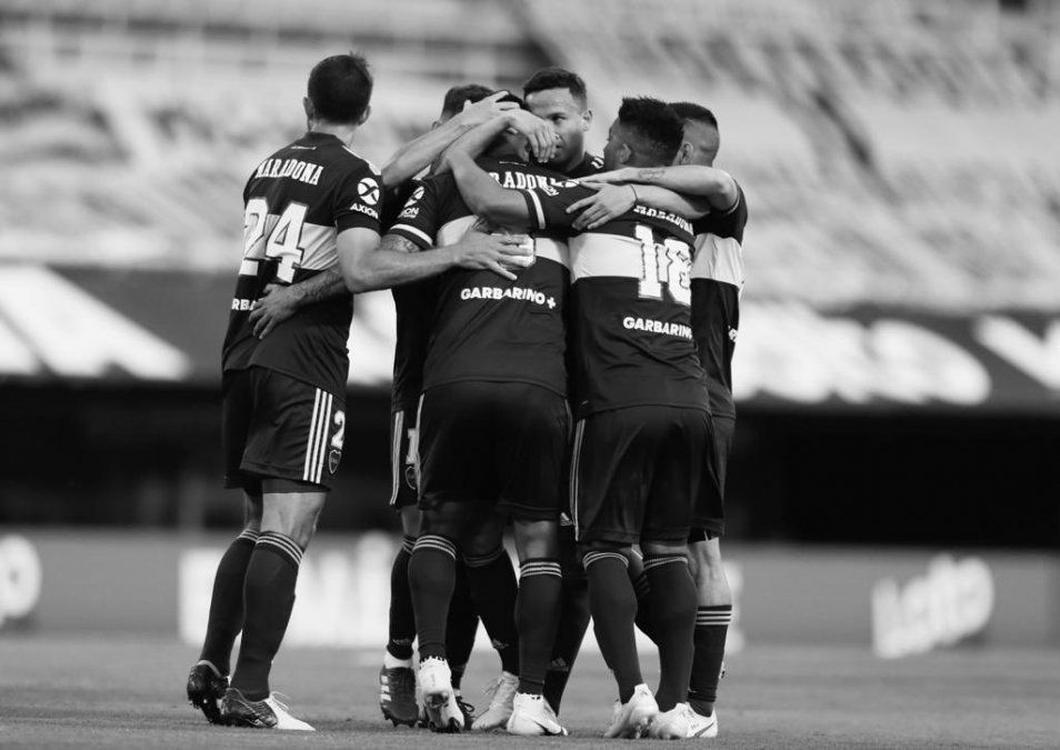 Boca le ganó 2-0 a Newells con Dalma Maradona como testigo en una noche emotiva en La Bombonera