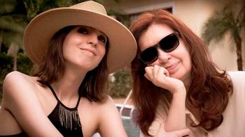 La primera foto de Florencia Kirchner junto a su madre mientras se recupera en Cuba