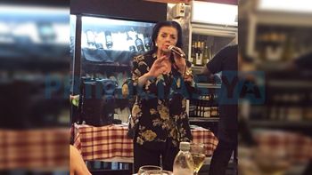 El bizarro recital de Martha Fort en una parrilla de Parque Patricios