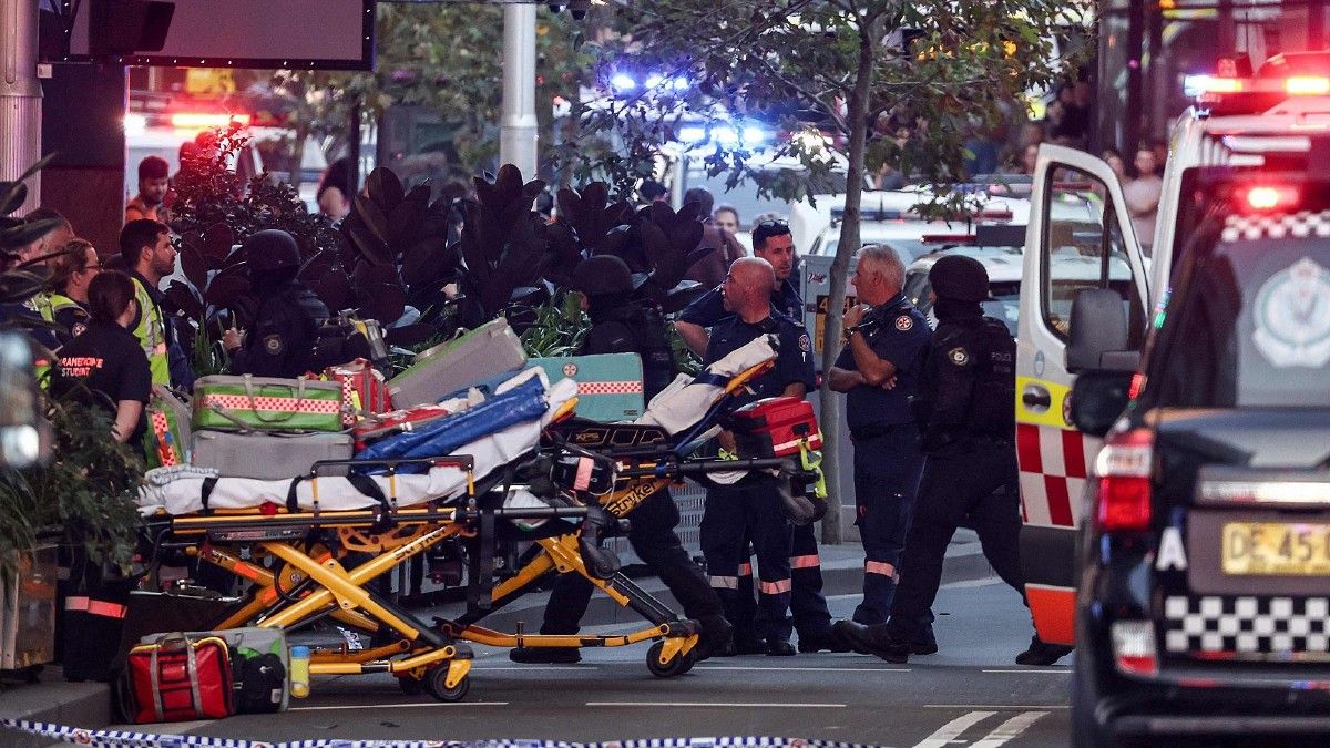 Equipos sanitarios intentan evacuar a los heridos tras un apuñalamiento masivo en Sidney&nbsp;DAVID GRAY / AFP