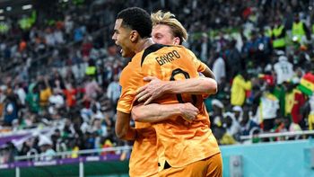 Holanda sufrió pero sacó adelante un partido clave en su debut: le ganó 2-0 a Senegal sobre el final