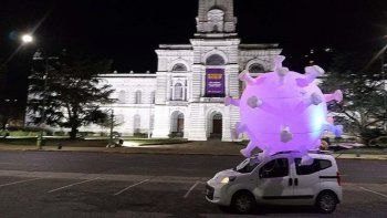 El coronamóvil: una escultura gigante del virus se pasea por las calles de La Plata