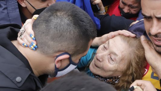 Boca en Santiago del Estero: una señora tuvo que ser alzada por Riquelme, que la abrazó y le besó la frente