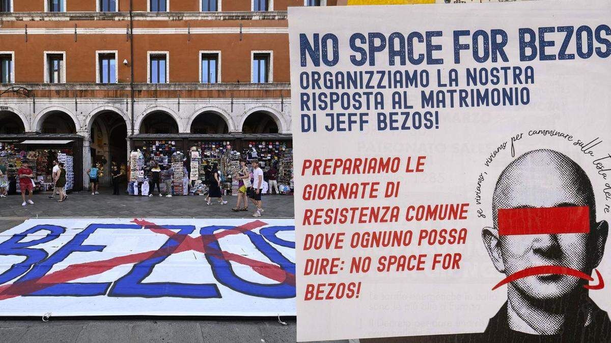 Mensajes en contra del casamiento de Bezos en Venecia. (Foto: Gentileza Daily Mail)