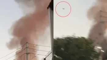 El terrorífico momento en el que una garrafa vuela por el aire durante la explosión de un depósito