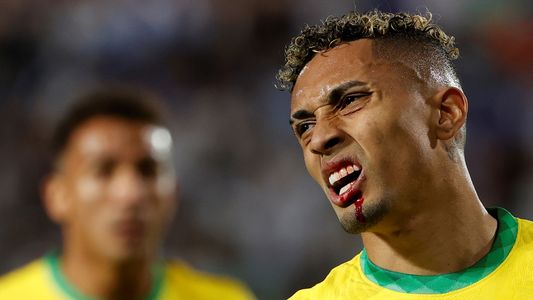 Era roja y no fue ni amarilla: el codazo de Otamendi que ni el VAR vio