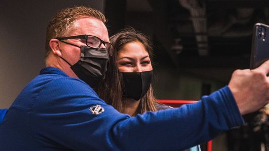 La historia de la fanática del hockey sobre hielo que le salvó la vida a un entrenador