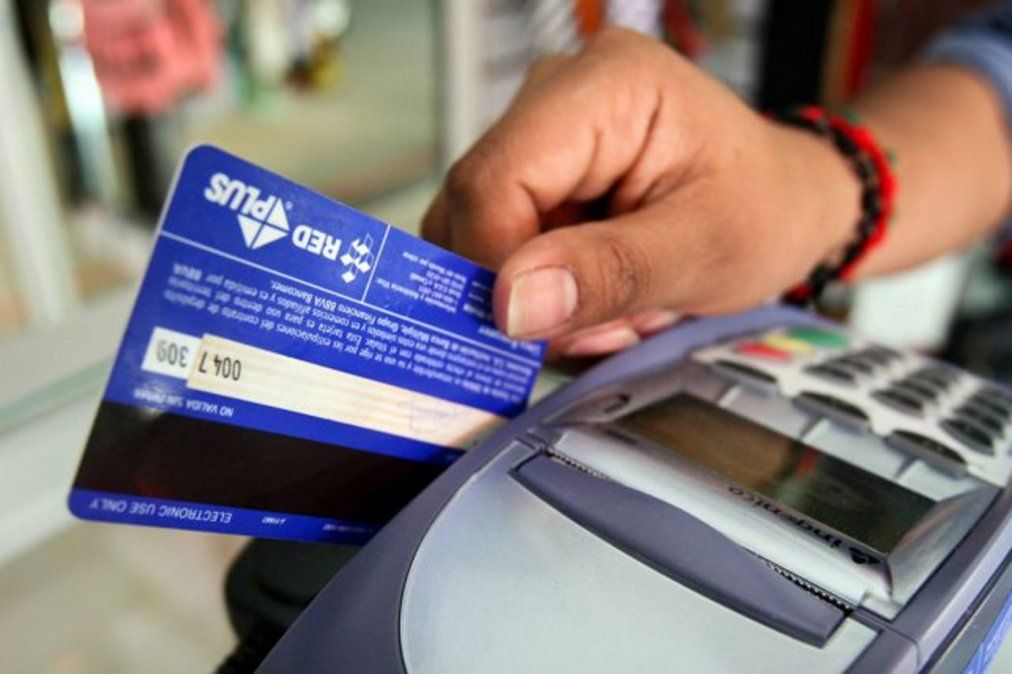 El consumo con tarjeta de crédito cayó 20% en enero