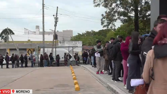 Más de seis cuadras de fila en Moreno por cinco puestos de trabajo en un bazar