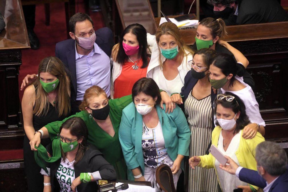 El aborto y las PASO parten al medio al Frente de Todos y a Juntos por el Cambio