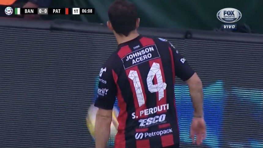 El curioso error de las camisetas de Sperduti en el partido ante Banfield