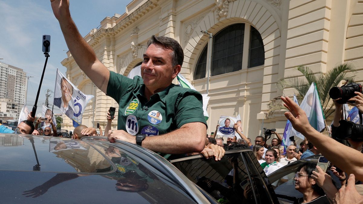 Flávio Bolsonaro también eligió el estado de San Pablo para su último acto antes de las elecciones, con una caravana por Santa Bárbara d’Oeste y Americana. (Foto: Reuters).