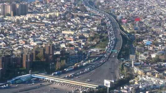 Operativo contención: el Gobierno debate qué hacer con la clase media empobrecida y busca evitar un colapso social como el de 2001