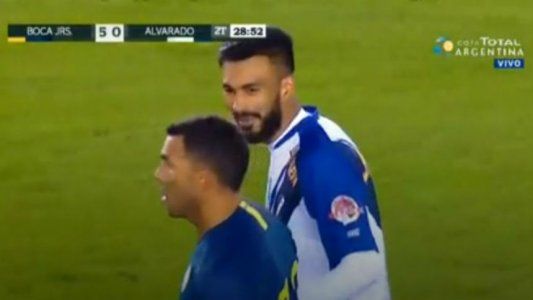 ¡Marca personal!: A Tevez le pidieron la camiseta apenas entró a la cancha