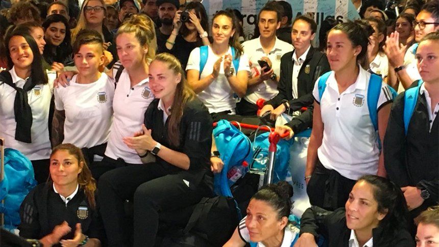 Regreso con gloria: así fue el cálido recibimiento del plantel argentino en Ezeiza tras el Mundial femenino