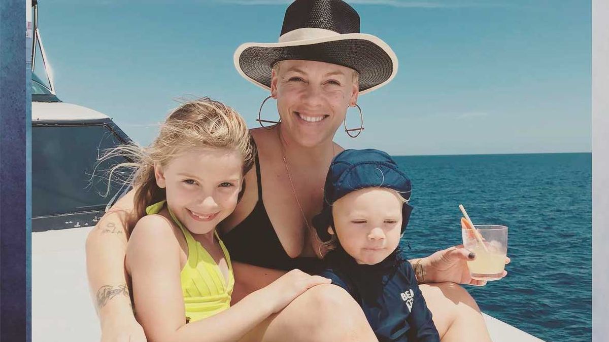 Pink junto a sus dos hijos disfrutando de las vacaciones.