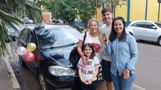 Frenaron al ver a una mujer que llevaba a la hija con discapacidad y le regalaron su auto