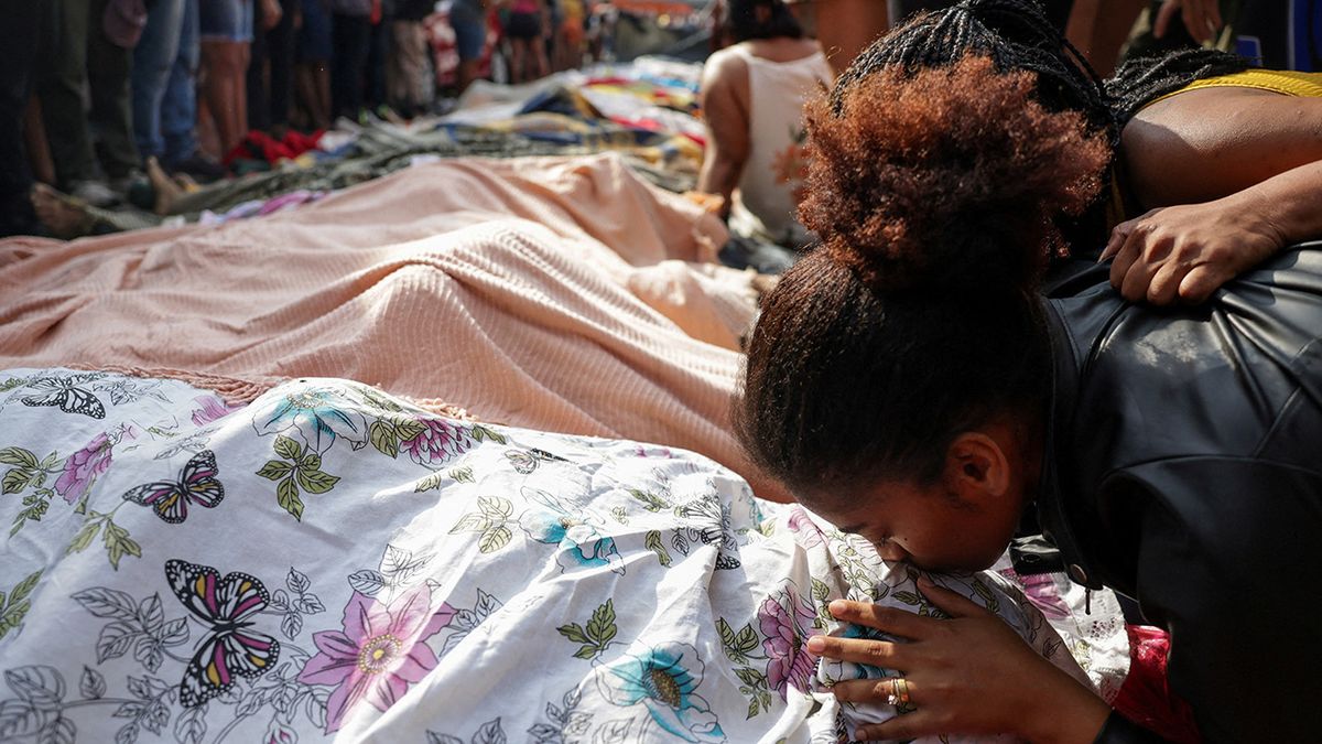 En una calle, familiares se agolpan para reconocer a sus seres queridos en una larga fila de cuerpos depositados en la calle, uno junto al otro. (Foto: Reuters) En una calle, familiares se agolpan para reconocer a sus seres queridos en una larga fila de cuerpos depositados en la calle, uno junto al otro. (Foto: Reuters)
