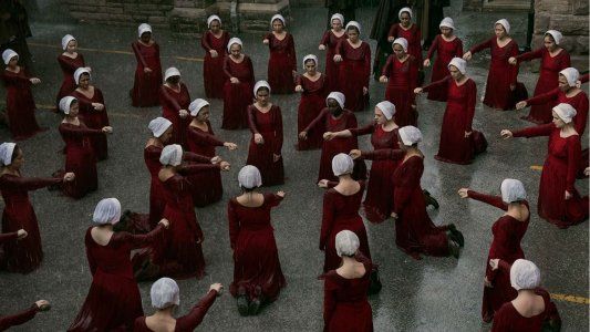 La autora de El cuento de la criada le tuiteó directamente a Michetti por su postura sobre el aborto