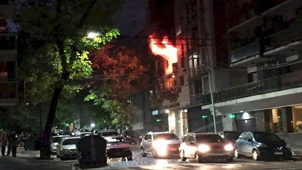 Incendio en una casa en Nuñez deja un muerto y dos heridos