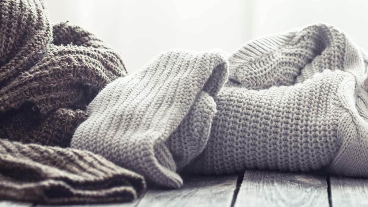 Las prendas de lana y alpaca requieren cuidados especiales para conservar sus fibras y mantener su forma durante el lavado.