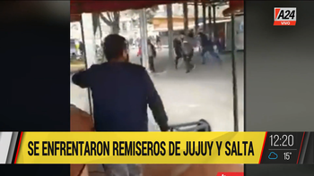 Verdadera batalla campal entre remiseros de Jujuy y Salta. (Captura de Tv) Verdadera batalla campal entre remiseros de Jujuy y Salta. (Captura de Tv)