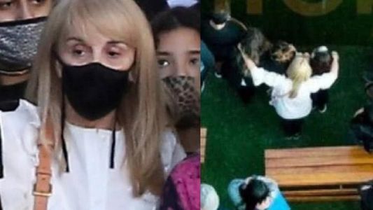 La conmovedora foto de Claudia Villafañe abrazando a Dalma, Gianinna y Jana, en el último adiós a Diego Maradona