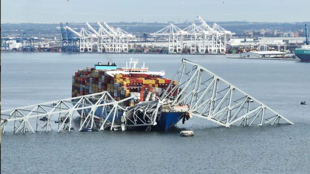 El barco de carga sigue atrapado por parte de la estructura del puente de Blatimore que destruyó (Foto: gentileza NBC Washington).