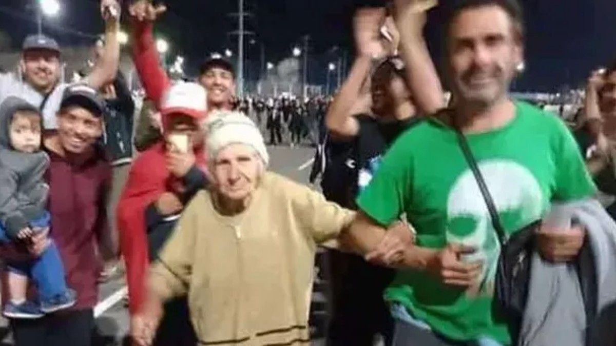 Una abuela de 82 años asistió junto a su hijo al recital de los Fundamentalistas del Aire Acondicionado en San Luis.&nbsp;(Foto: El Cordillerano)&nbsp;