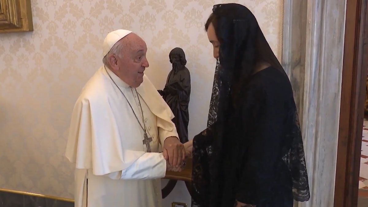 "Ac&aacute; estoy, todav&iacute;a vivo. Y usted, &iquest;sobrevive?", le dijo Francisco al recibir afectuosamente a Villarruel en El Vaticano. (Foto: Captura de TV)