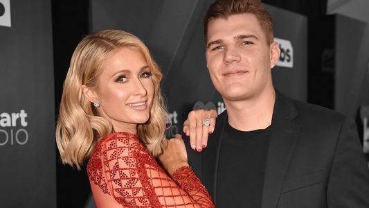 Paris Hilton aún no le devuelve el anillo de compromiso a su ex y él lo quiere de regreso