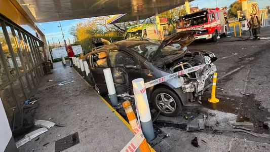Murió tras salir despedida por el parabrisas en una estación de servicio: el video es brutal