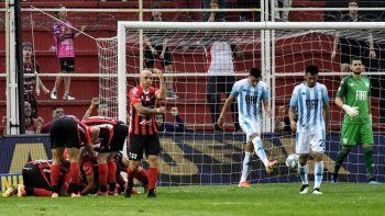 Racing ganaba en Paraná pero se durmió, empató 1-1 con Patronato y no pudo acercarse a la punta
