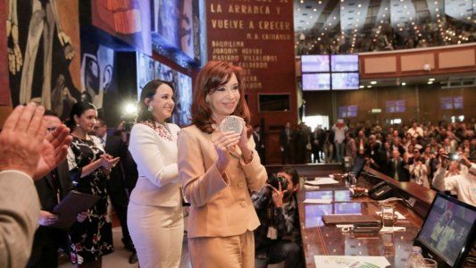 En Ecuador piden retirarle una condecoración a Cristina por las distintas causas de corrupción que enfrenta
