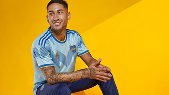 Boca presentó la nueva camiseta que estrenará esta noche Boca presentó la nueva camiseta que estrenará esta noche