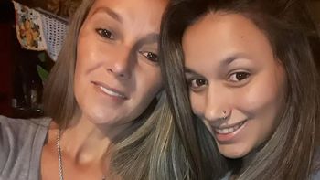 Débora Elizalde de 24 años y su madre Gabriela Agüero de 39 años fueron asesinadas en la entrada de su casa