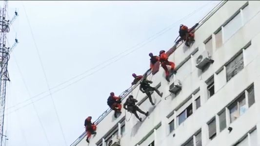 Así fue el increíble rescate de dos hermanos con problemas mentales atrincherados en Caballito