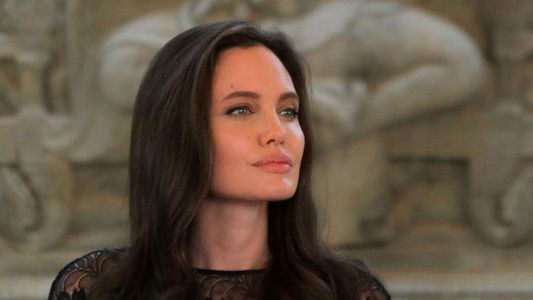 Vinculan a Angelina Jolie con un millonario británico
