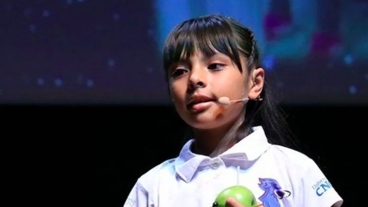 Adhara tiene 9 años y es una pequeña genia.
