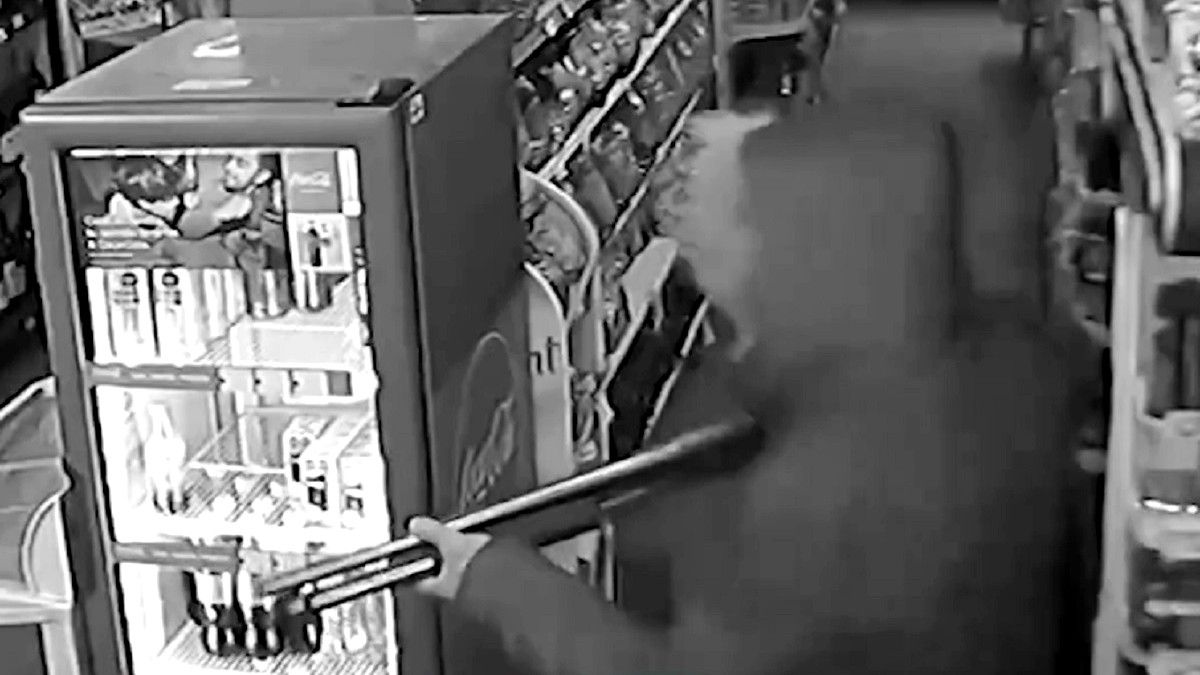 Uno de los delincuentes armados con una escopeta. Foto: captura de video.&nbsp;