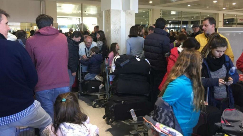Más de 20 vuelos cancelados y demorados por asambleas de aeronavengantes en todo el país
