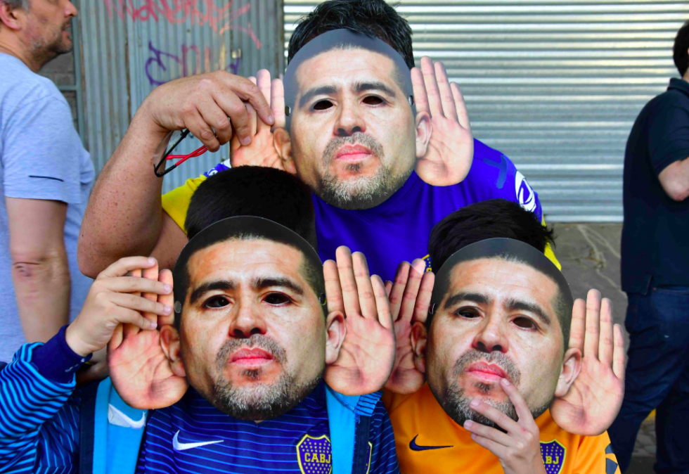 Insólito: no dejaron entrar a La Bombonera a los hinchas que tenían caretas de Riquelme