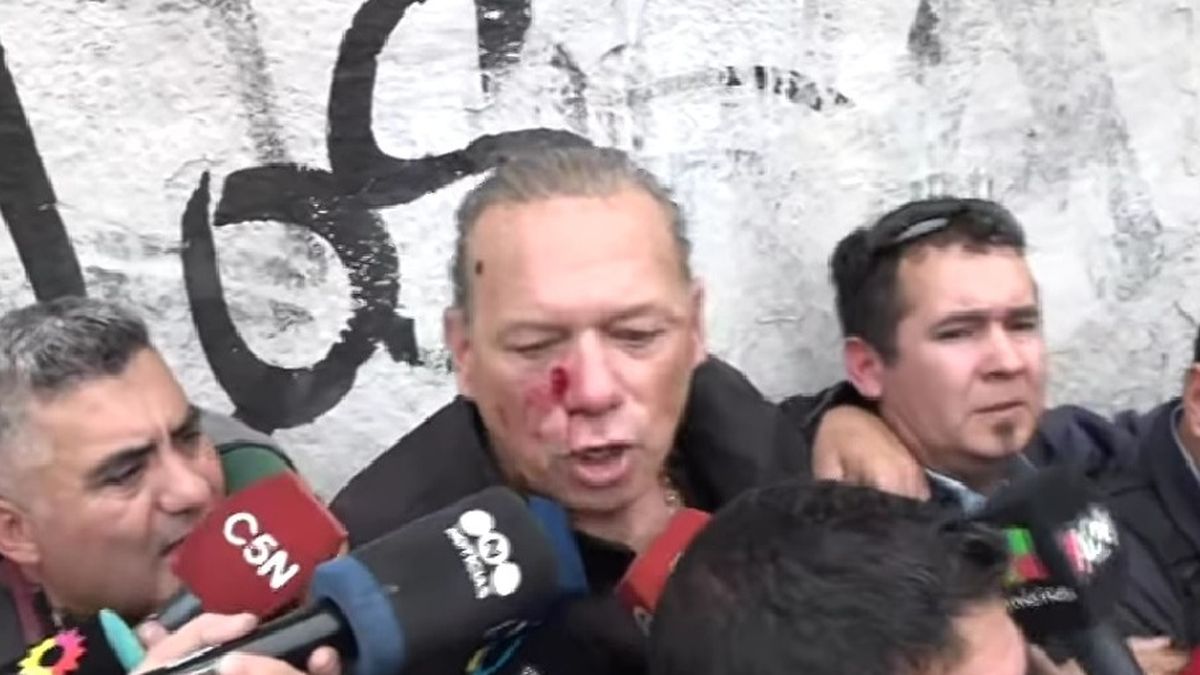 Sergio Berni fue agredido este lunes tras una protesta de colectiveros tras el asesinato de Daniel Barrientos de 65 años