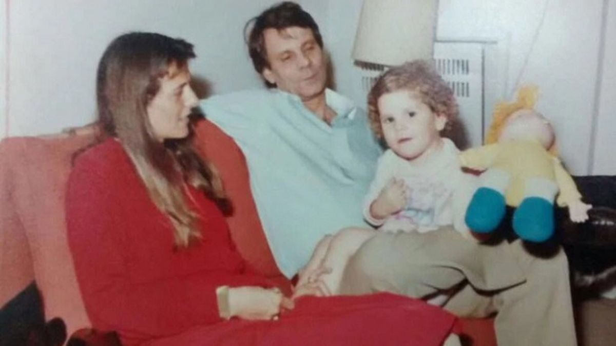 Daniel Mendoza junto a su segunda esposa y su hija Mercedes, la única que siguió la carrera periodística de su padre. 