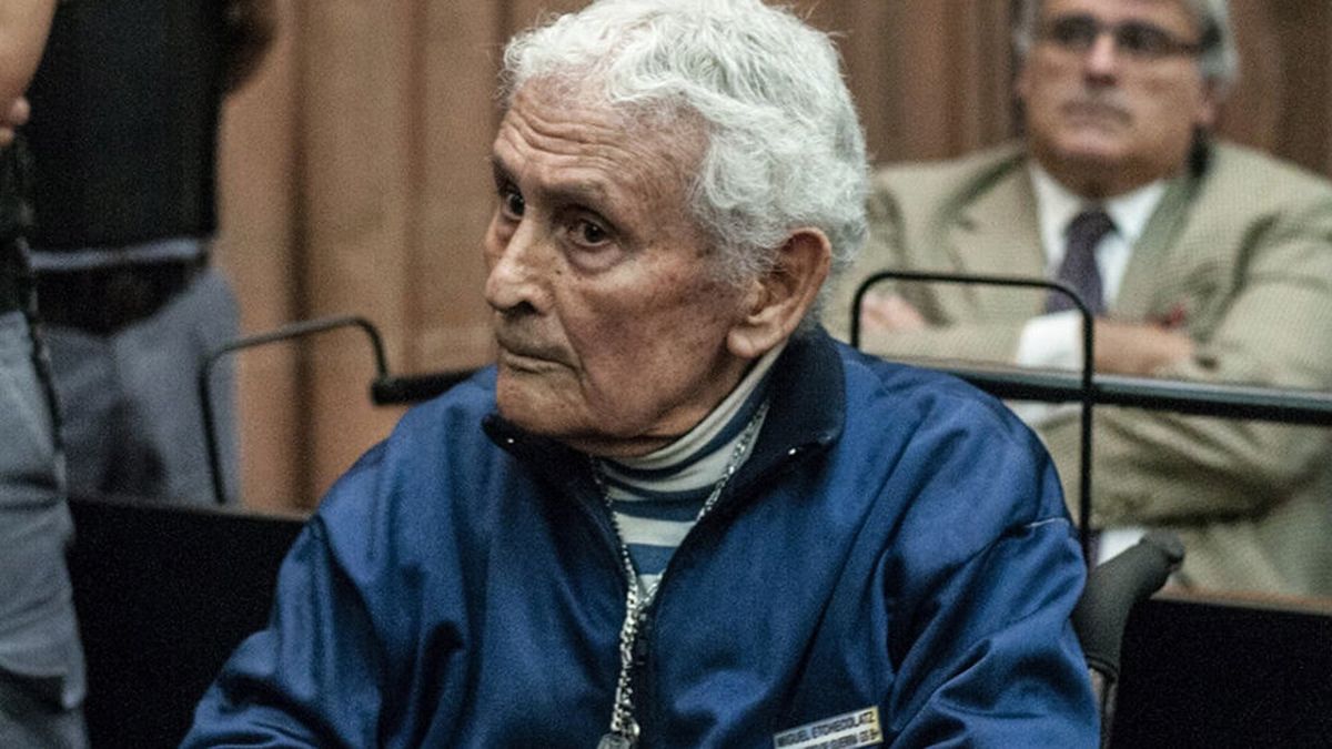 El represor Miguel Etchecolatz durante el juicio por críemenes de lesa humanidad en el Pozo de Arana.
