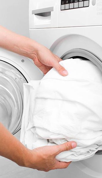 Cómo lavar la ropa blanca para que quede como nueva: el truco para eliminar las manchas más difíciles