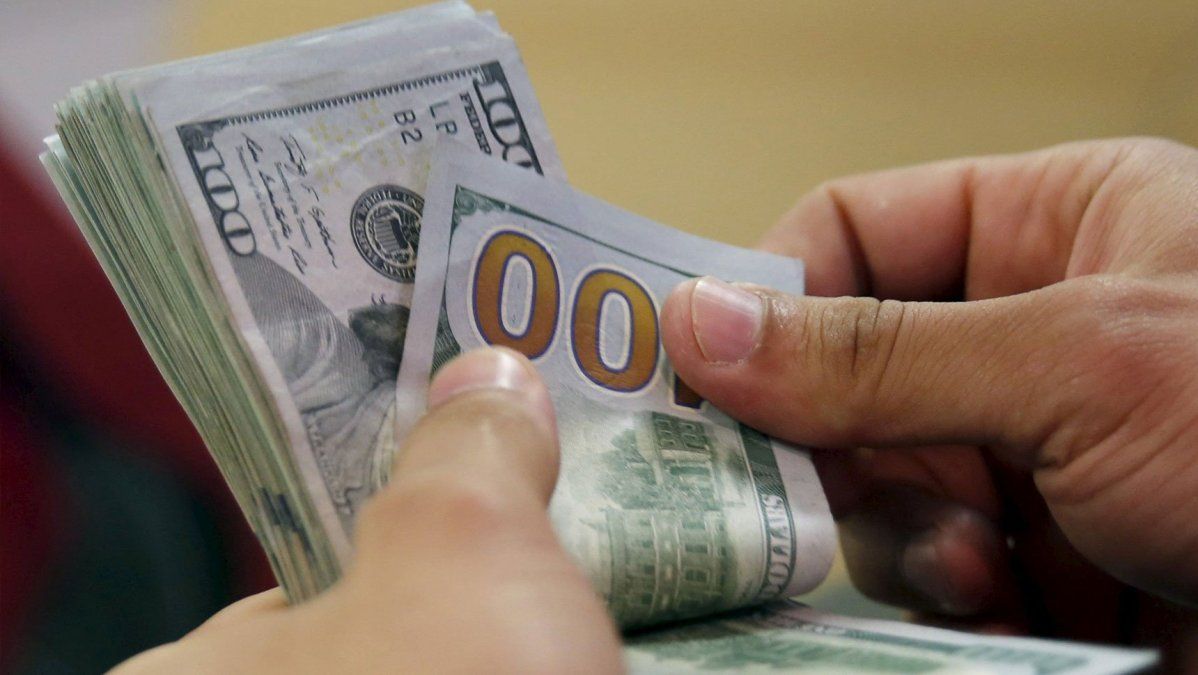 El dólar saltó 84 centavos y cerró $42,86: la tasa también subió hasta más de 66%