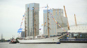 Tras 17 años, la Fragata Libertad ancló en el puerto de Londres