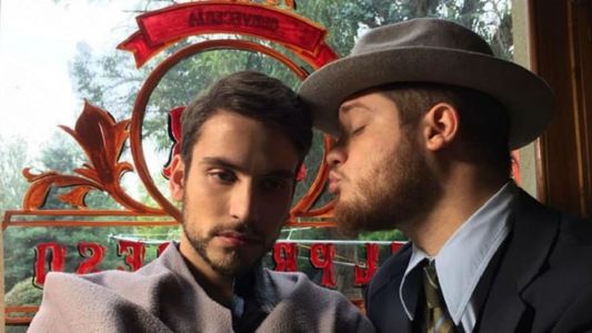 El beso bajo la lluvia de Albert Baró y el hijo de Adrián Suar, Tomás Kirzner